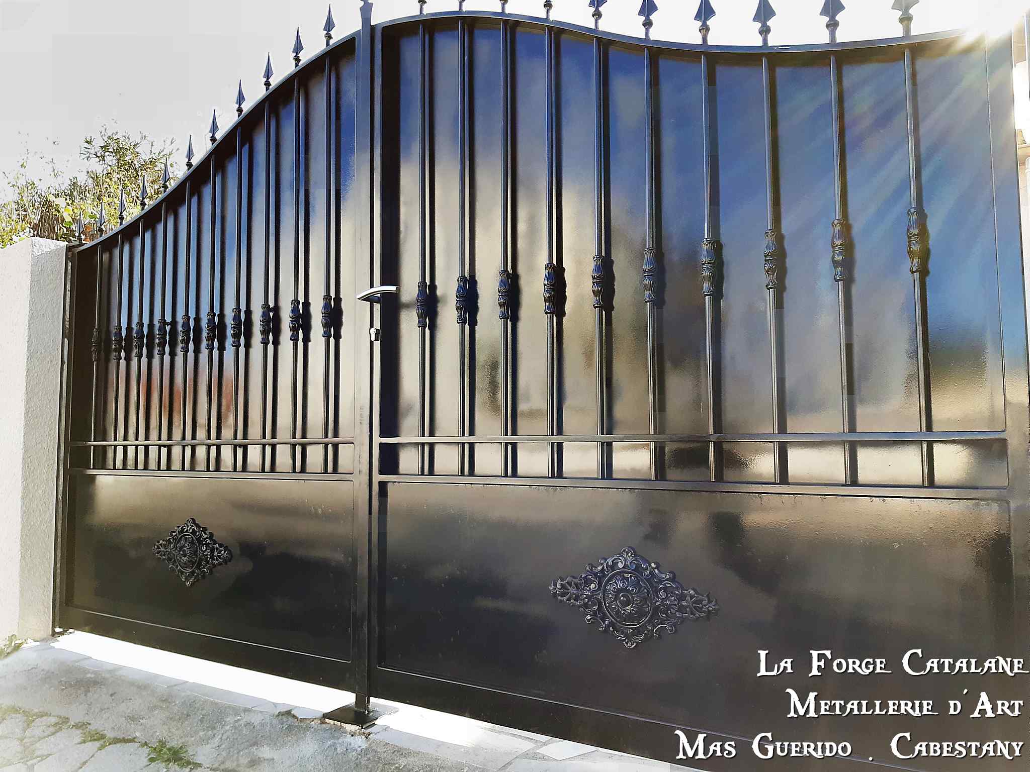 portail double vantaux forme chapeau de gendarme tole barreaudage droit se terminant en pointe de fleches  forge catalane.jpg